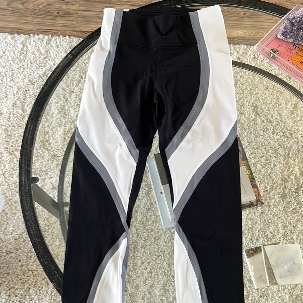 Lulu Lemon Speed Up Crop Size 6